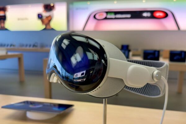 Vision Pro demand | Display model in Apple Store